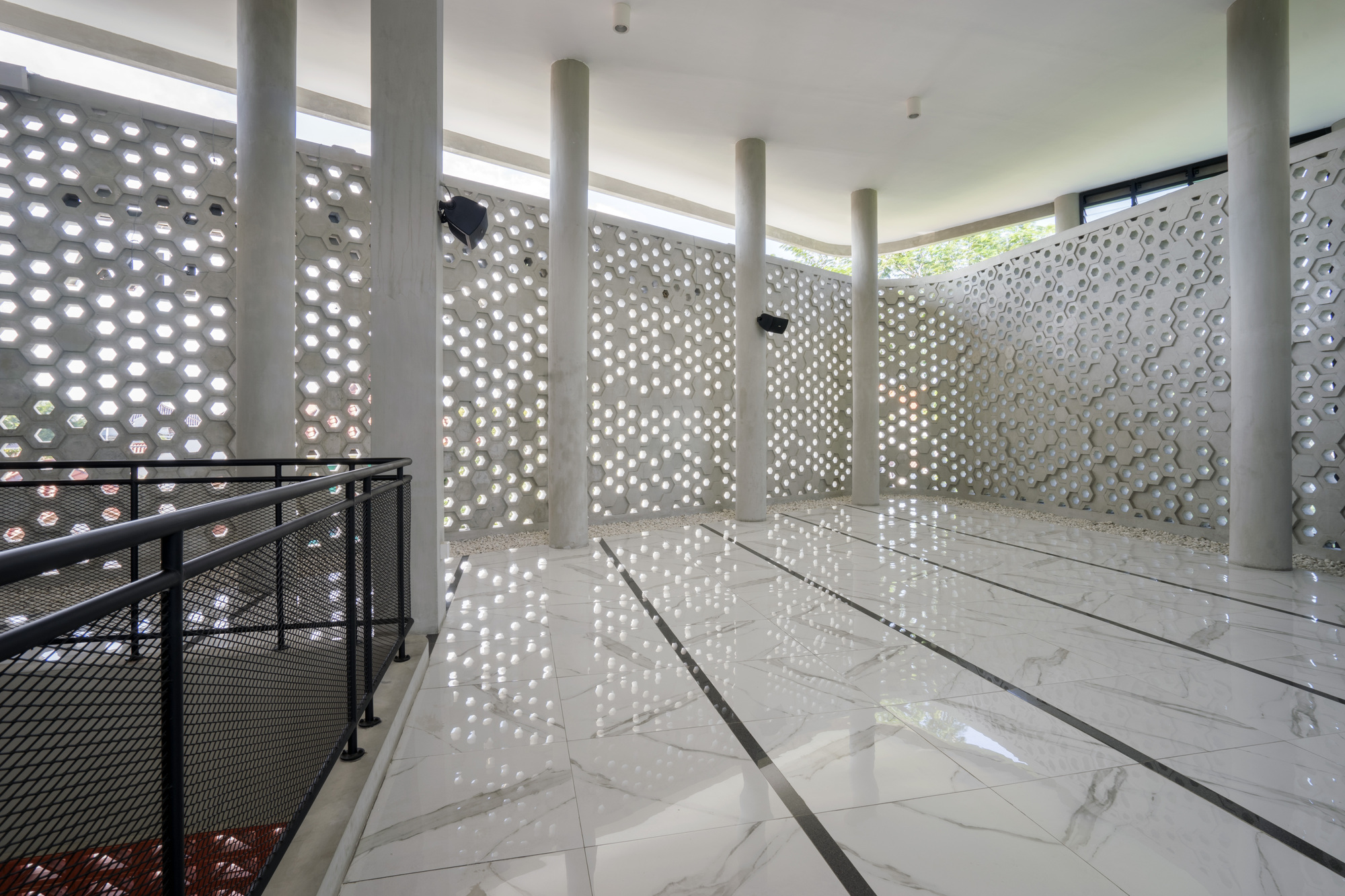 Honeycomb Mosque / Andyrahman Architect-24