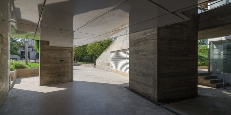 巴塞罗那大学法学院礼堂及酒吧丨西班牙巴塞罗那-9