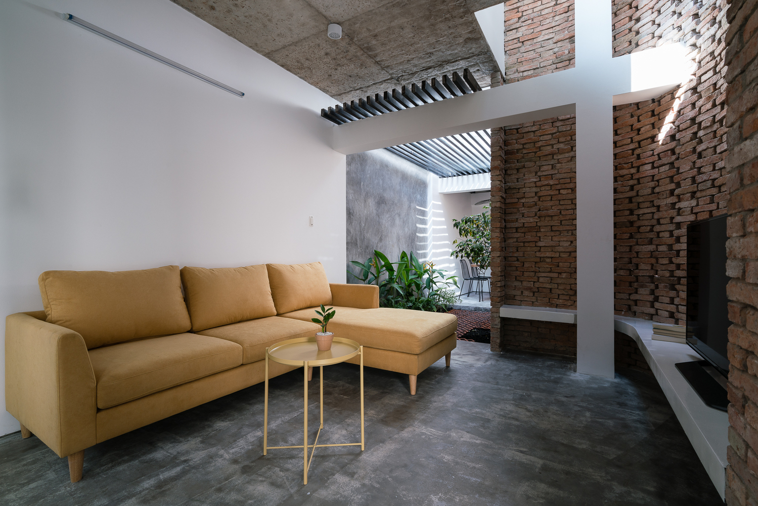 越南热带小院中的“遮阳伞”建筑-63