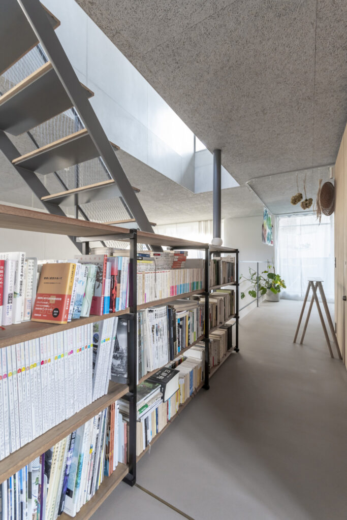 “路地庭”と“屋根庭”のある家　吹き抜けの窓を開けると心地の良い半屋外空間に | Architecture | 100%LiFE-8