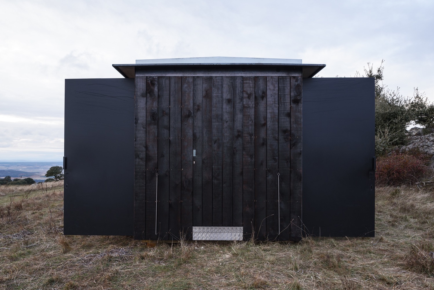 西班牙文化遗址旁的可逆式木钢展馆-56