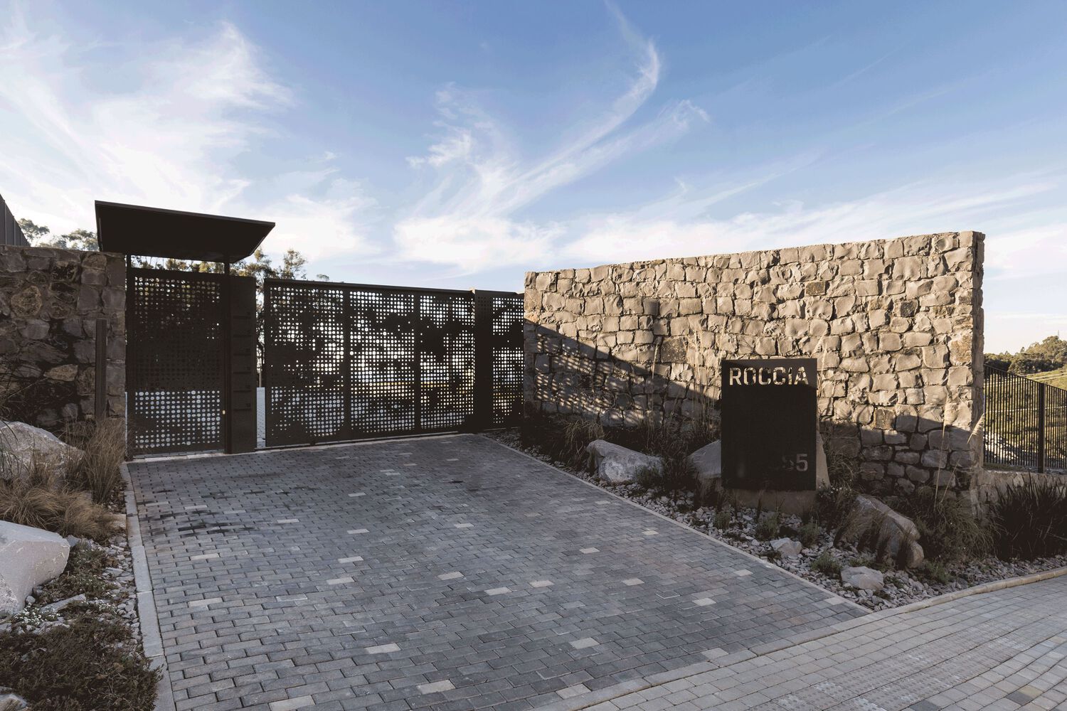 Roccia Residential Condominium | 石墙与自然共生的巴西生态住宅-19