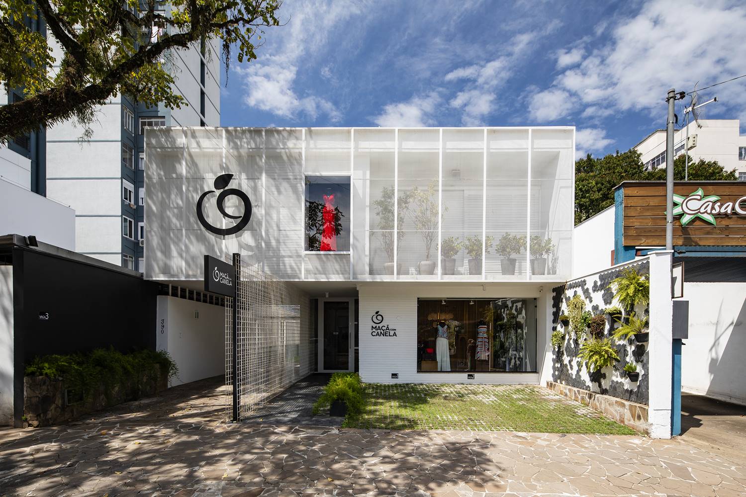 "Forma Arquitetura 打造‘苹果与肉桂’品牌服装店,展现自然简约之美"-8