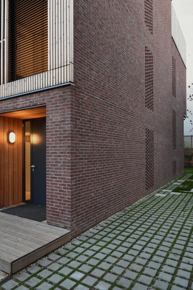 罗马尼亚四口之家垂直住宅，自然材料与光影共舞-57