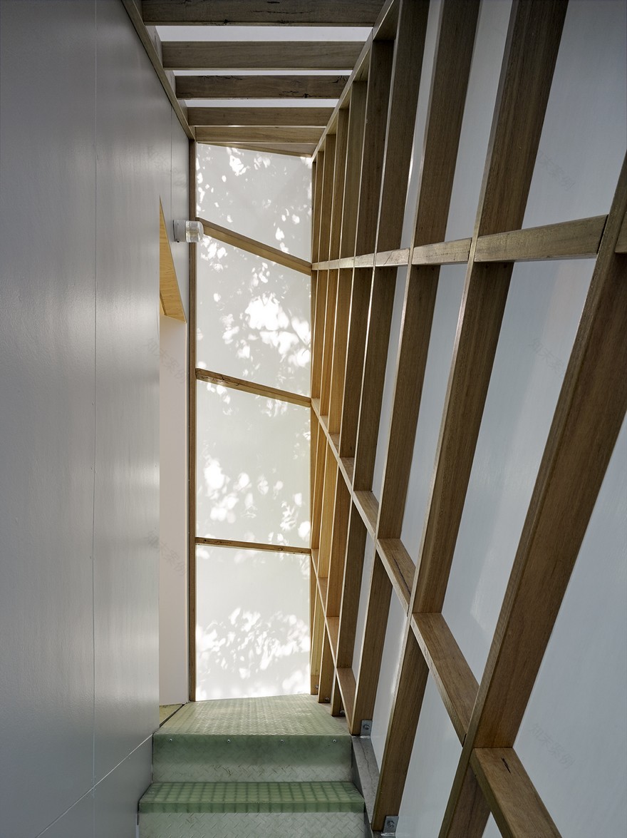 Modern Treehouse Designed as a “Weekender in the Backyard” for a Young Couple-9