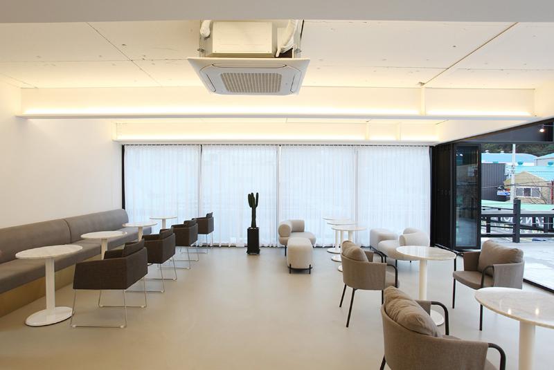 87 平现代简约咖啡厅设计 | 高雅黑白色调的室内空间-14