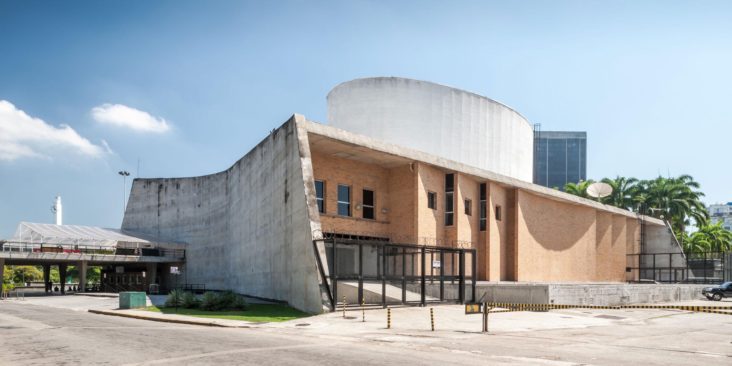 巴西里約熱內盧現代藝術博物館：建築大師 Affonso Eduardo Reidy 採V形柱列、懸吊樓板，打造現代主義建築經典 | FAM-19