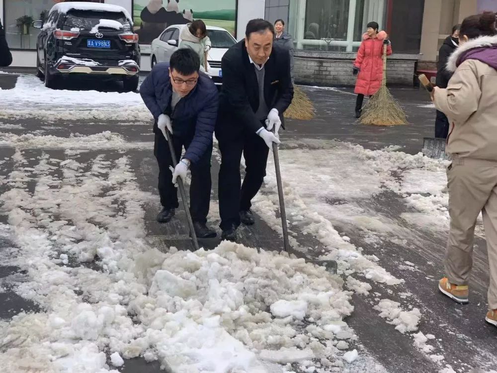 2020 年第一场雪后的义务扫雪活动-33
