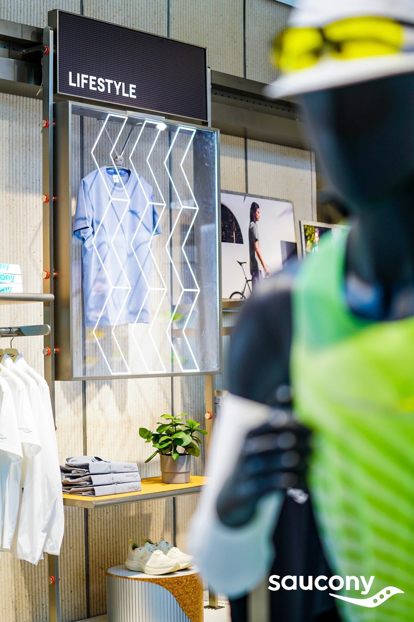 Saucony 新门店开业设计-49