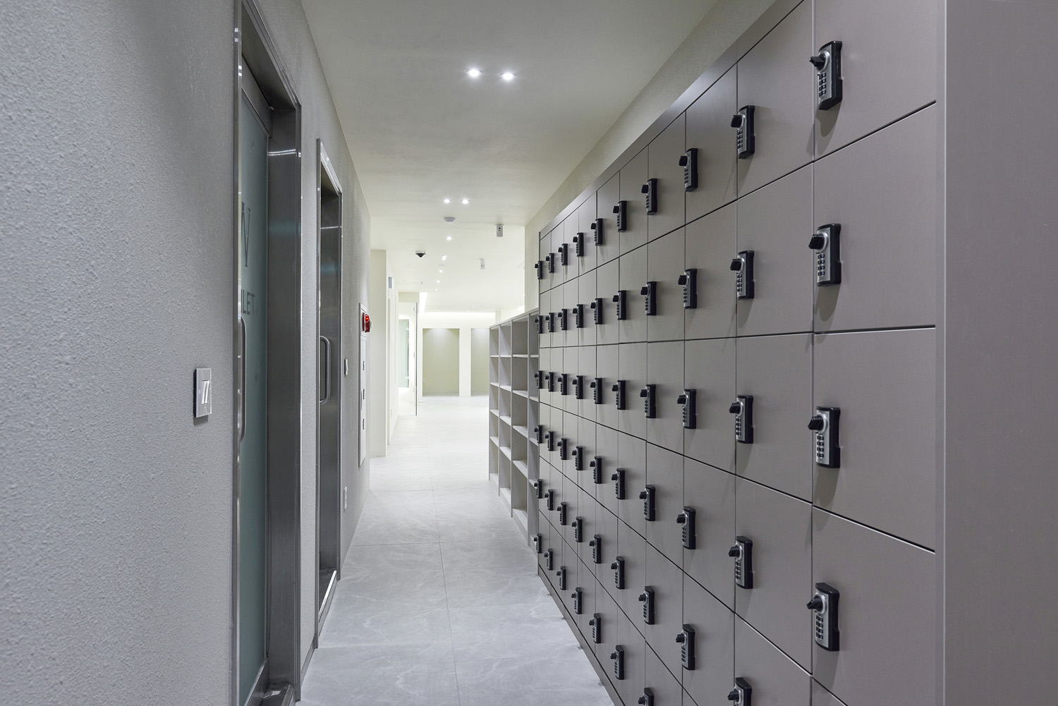 白色典雅，140 平米办公室与公寓的精致设计-35