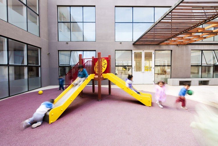 Jardín infantil y sala cuna Golondrina de Valparaíso / Pedro Lomboy Castillo | ArchDaily en Español-52