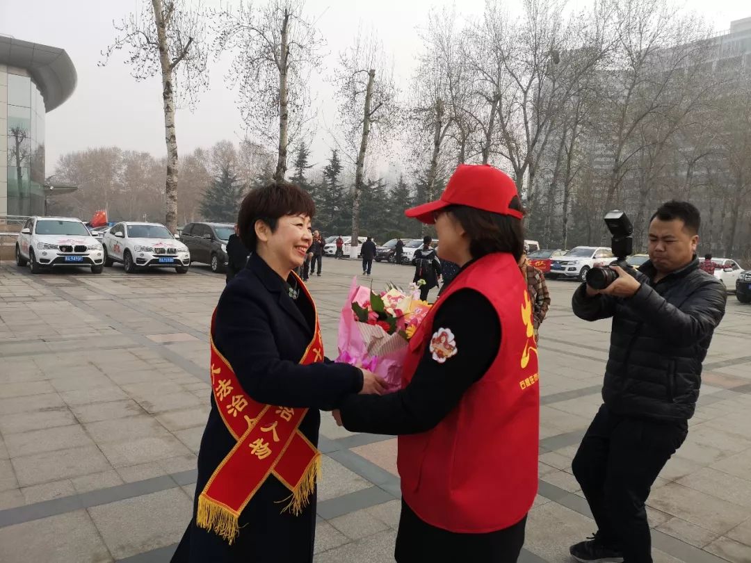 鲜花送雷锋,真心献祖国-18