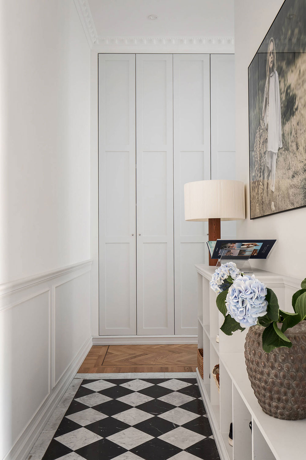 摩登斯堪的纳维亚公寓 | 彩色天花板的惊艳设计-29