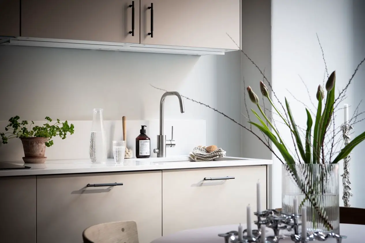 瑞典 35m2 弧形窗工作室 | 古典与现代的完美结合-5