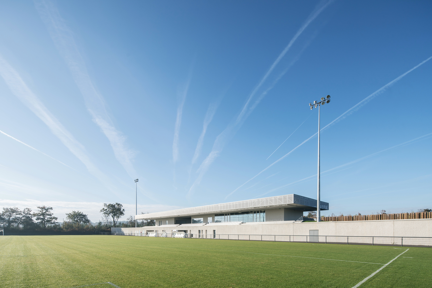 法国圣保罗勒达克体育广场·绿色景观中的多功能运动空间-37