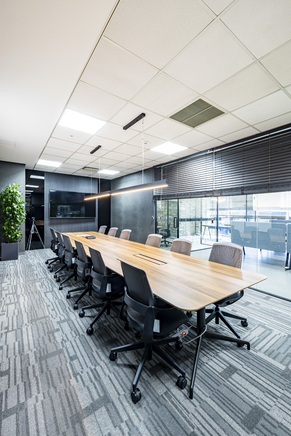 现代简约共享办公空间设计-24