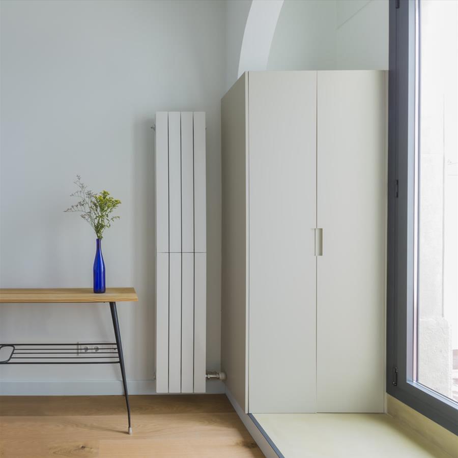 巴塞罗那工业风公寓设计,自然光与空间的完美融合-11