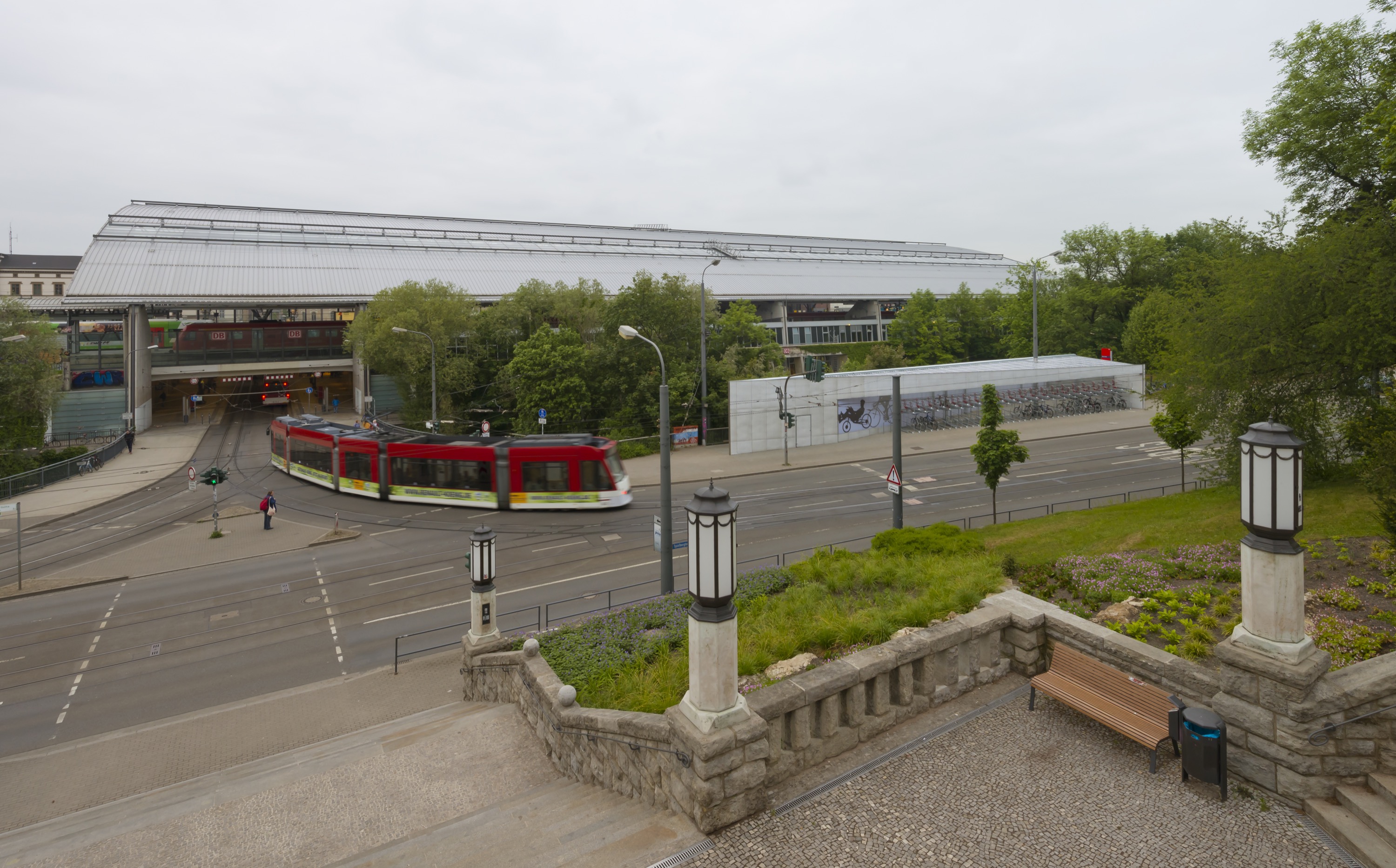 埃弗特冰站自行车停车场-9