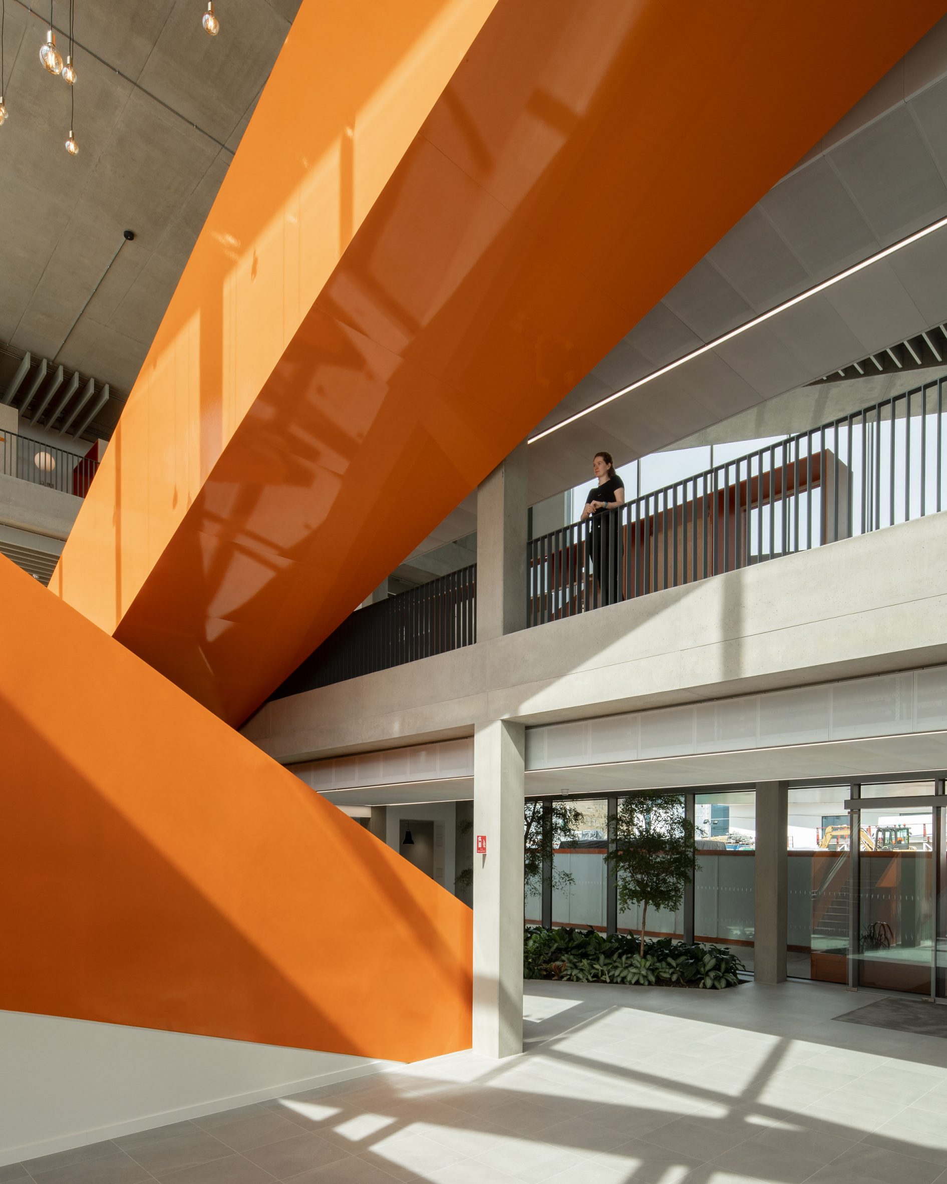 剑桥大学西校区教育建筑设计典范——多彩楼梯与内置家具-18