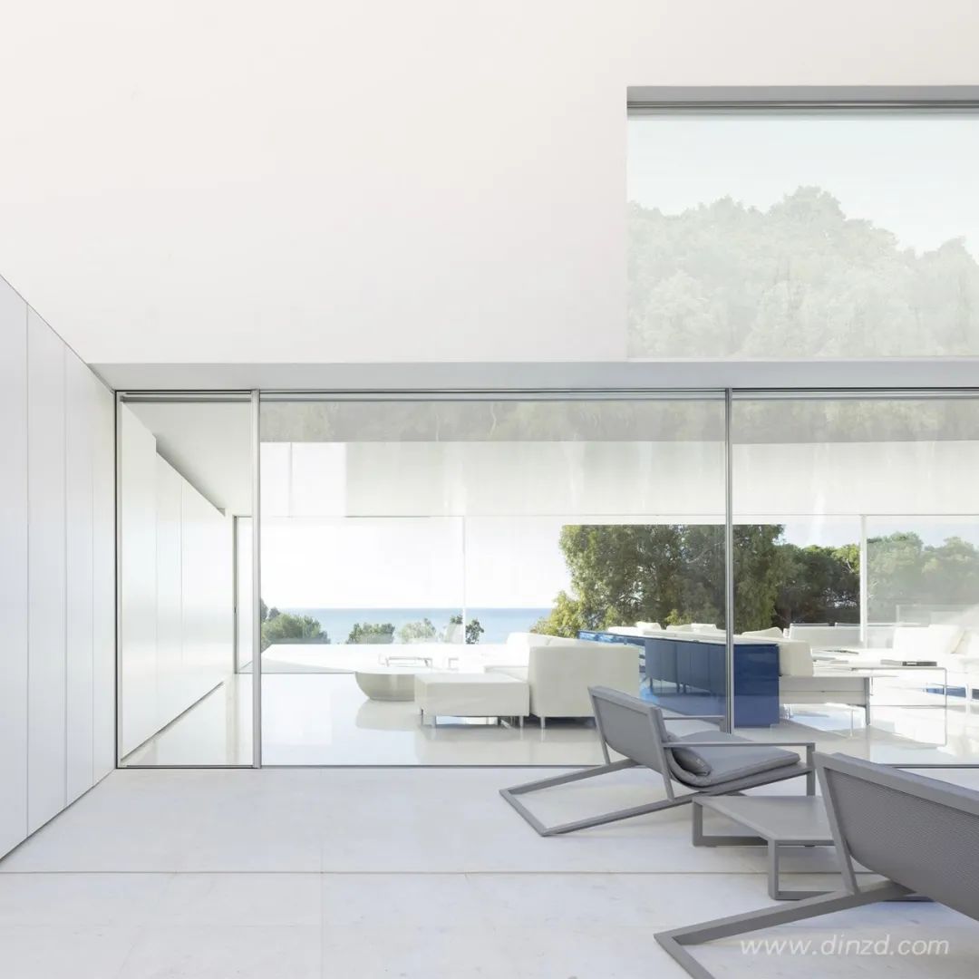 白色极简,融入自然的住宅设计-95
