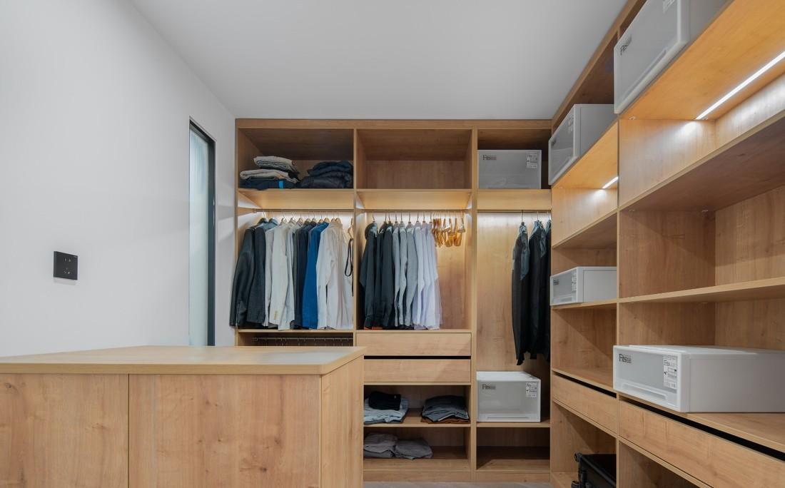 简约黑白灰,138㎡单身男士的现代家居设计-26