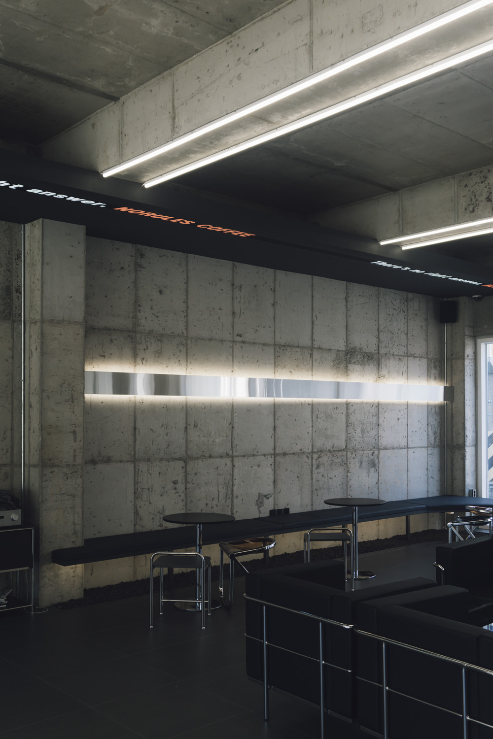 "韩国室内设计师打造 34 平极简咖啡厅，工业风设计成亮点"-11