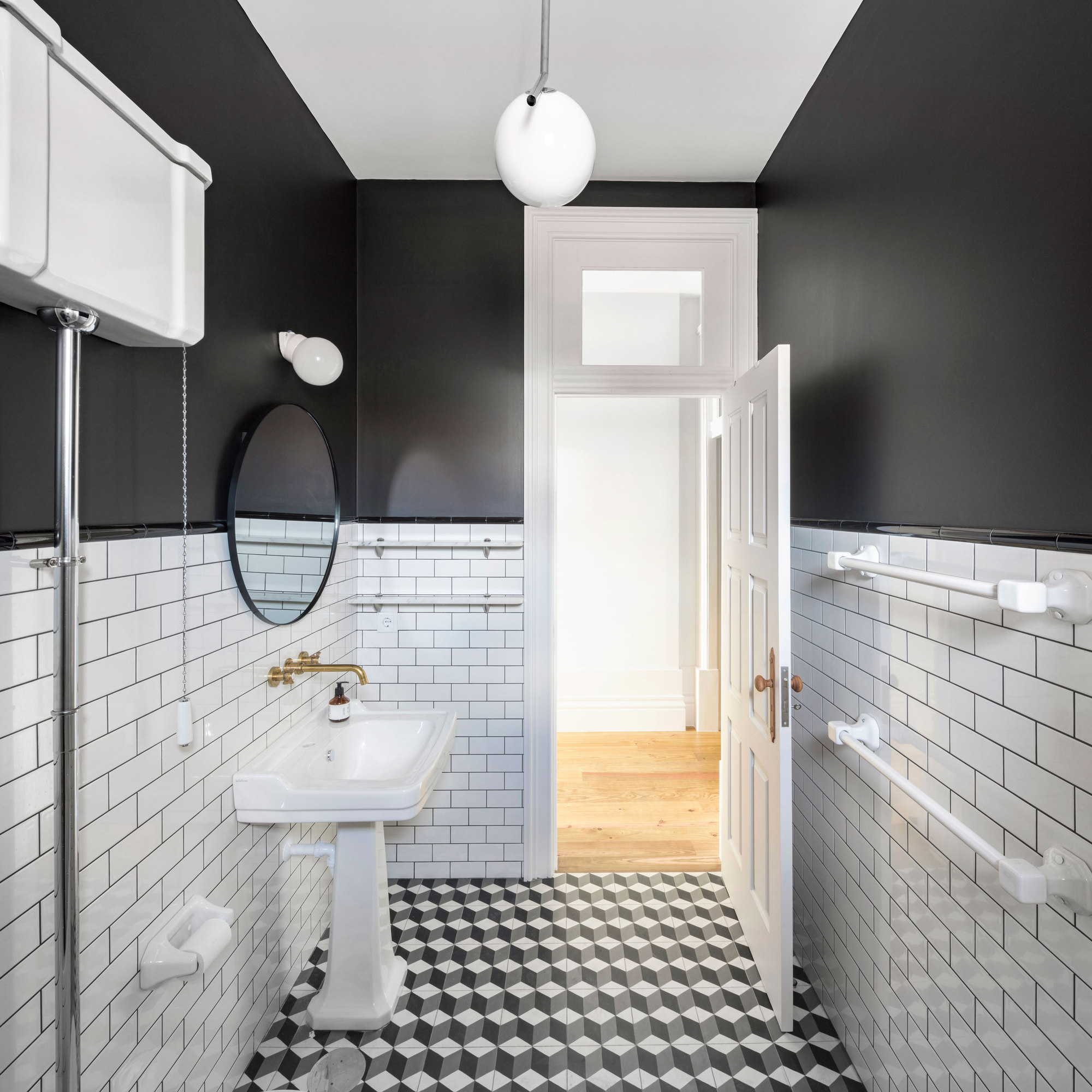 历史中心 19 世纪联排别墅改造,黑白对比展现现代魅力-9