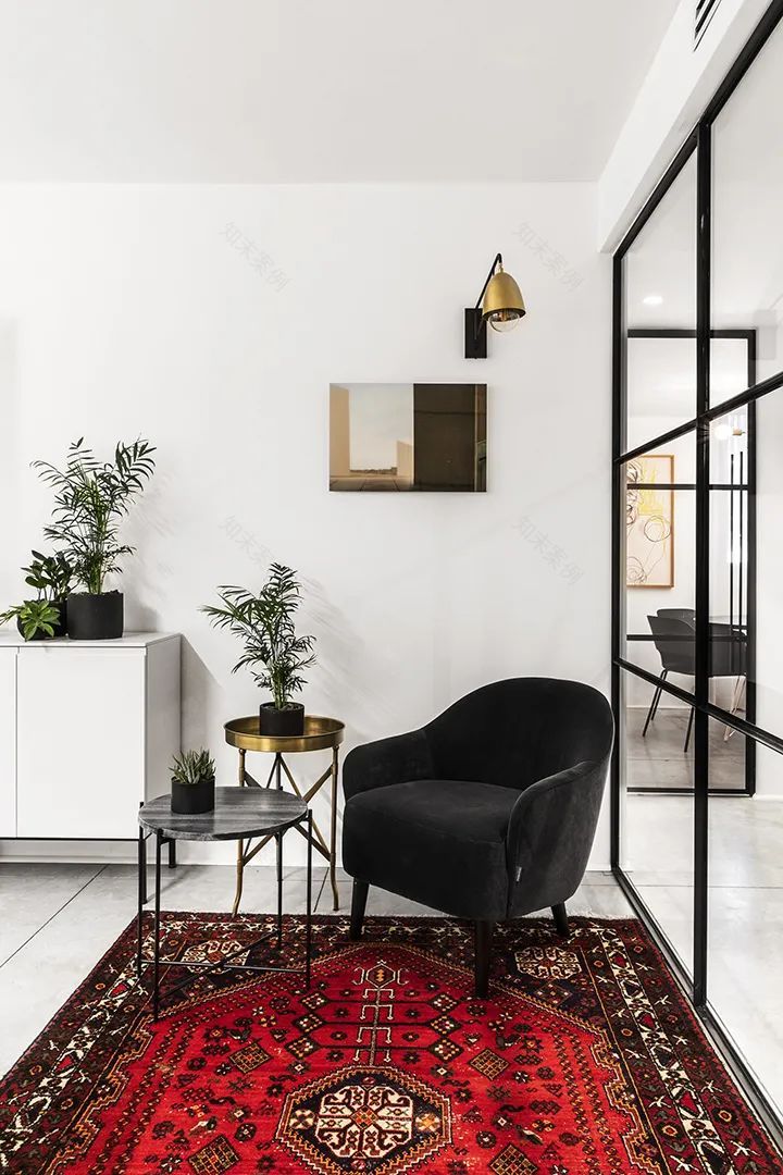 特拉维夫公寓改造,Qumra Capital 办公室的黑白极简魅力-22