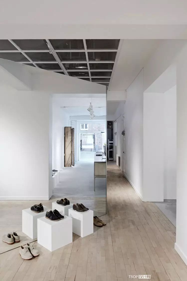 低调休闲时装零售店室内设计-13