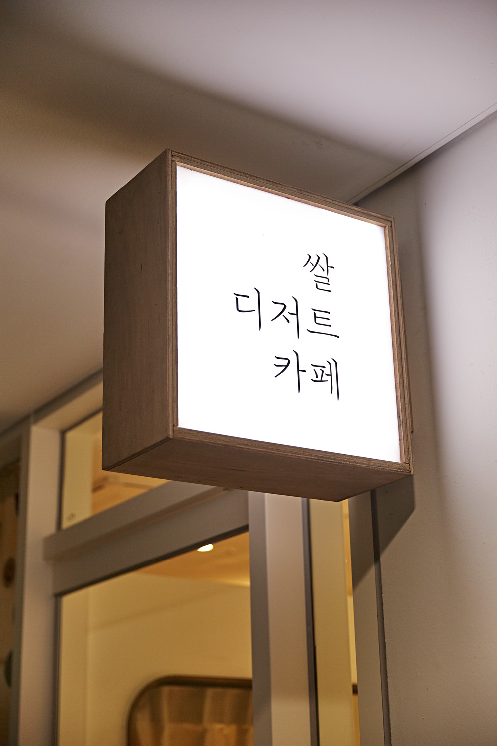 12 平极简咖啡馆设计，展现素雅氛围-15