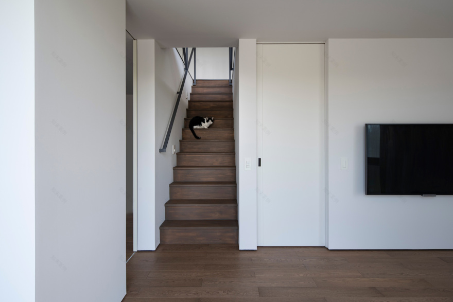 山形坡地上的雅致居所——山本洋平设计的三功能屋顶-15