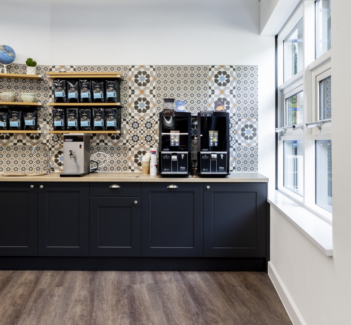 英慈善机构“释放儿童贫困”的彩色活力办公空间-16