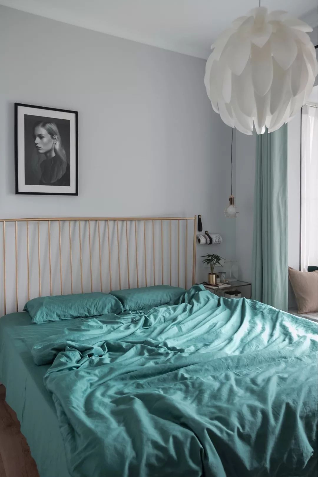 轻奢风卧室设计，黄铜色床铺打造高档氛围-12