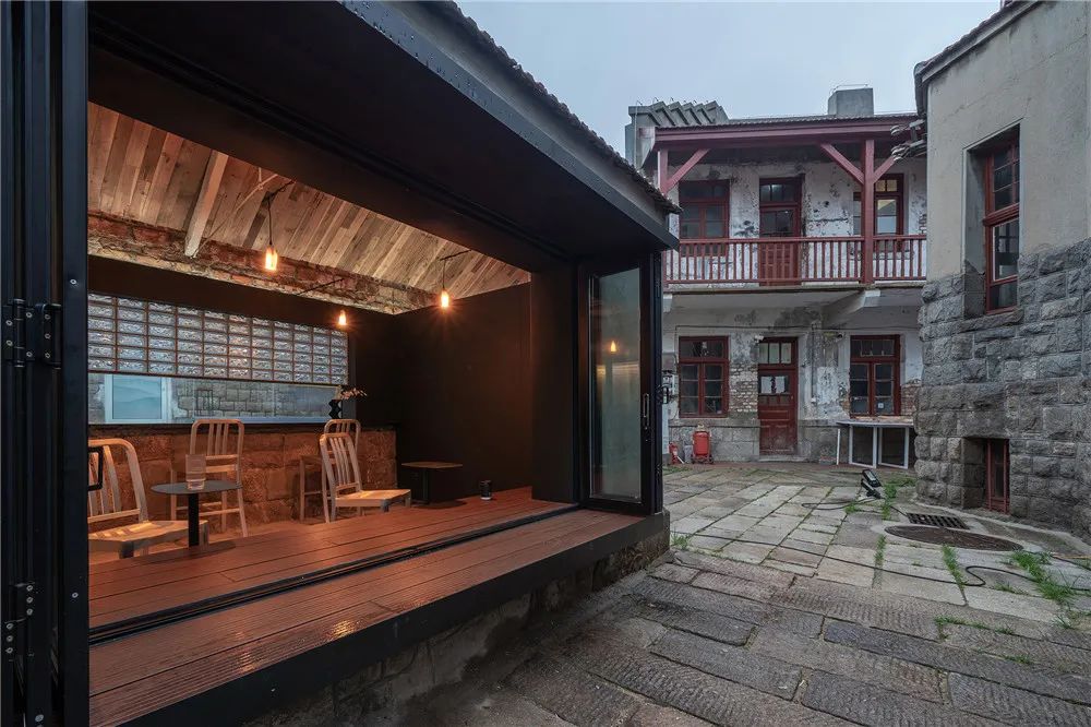 毗邻百年德式建筑，由三间门脸房改造而成网红咖啡店-32