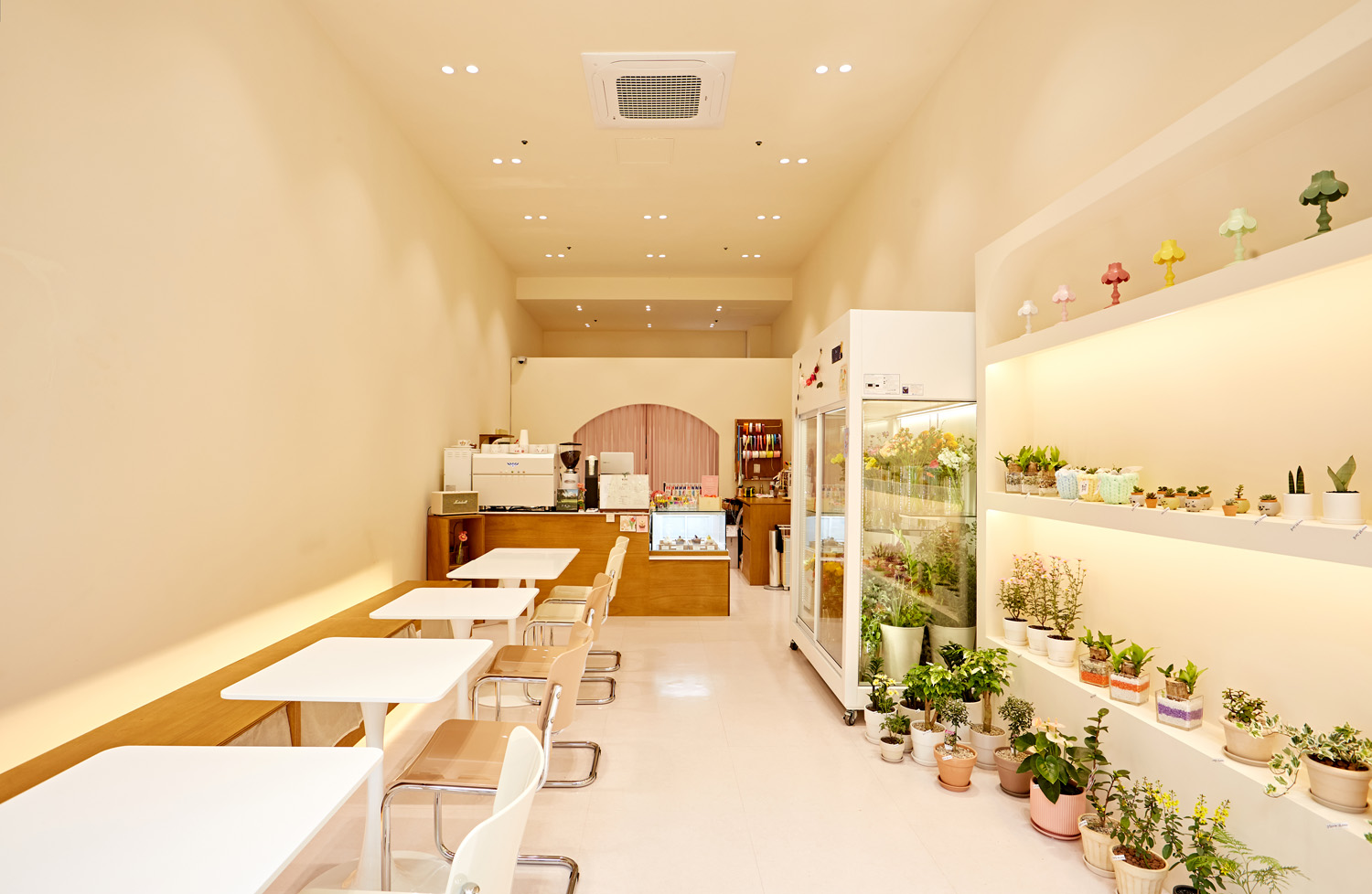 白色与木色交融，14 平极简卧室设计-3