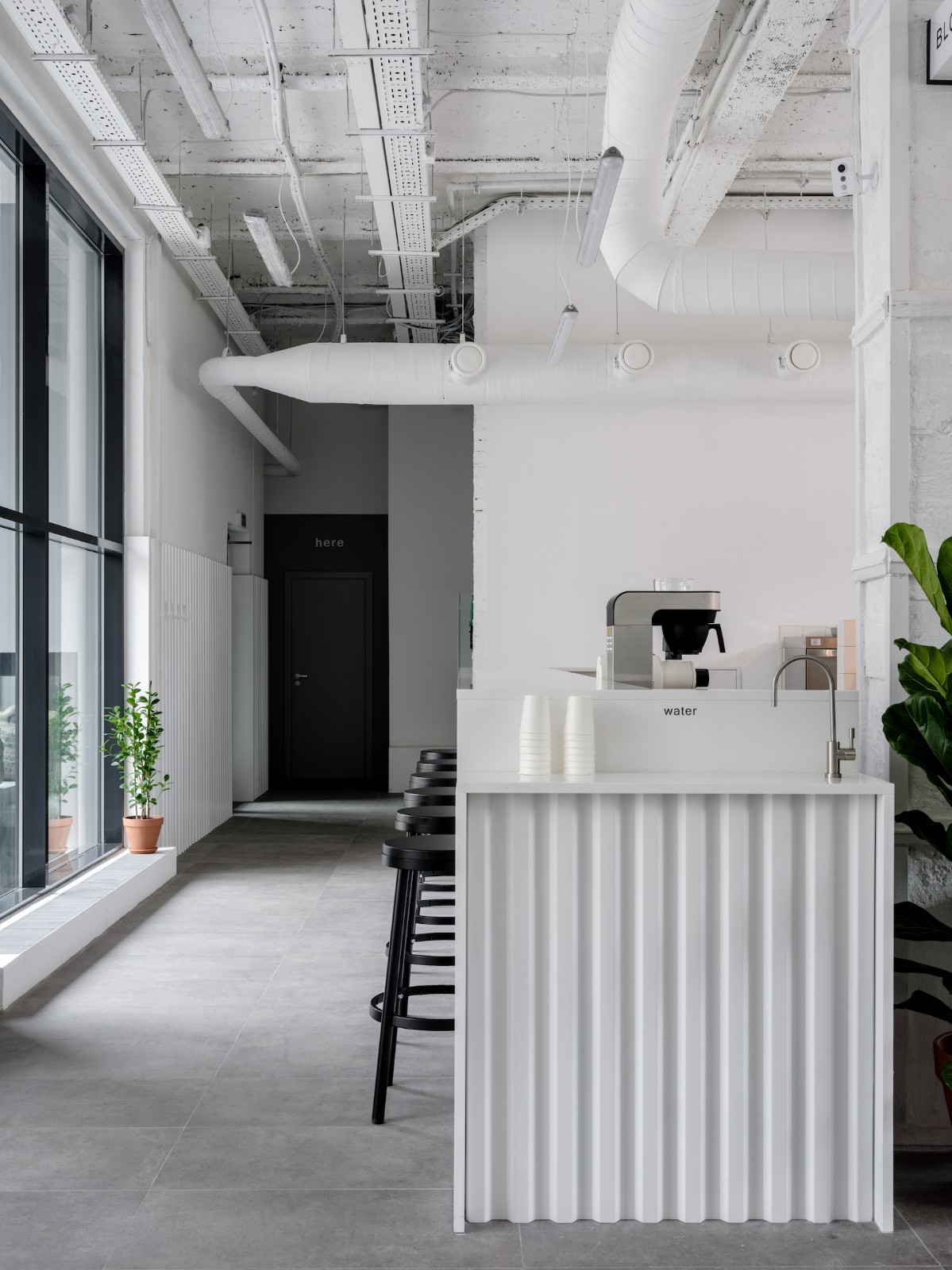 纯白极简魅力 Bloom n Brew 甜品-酒吧  Asketik Studio-6