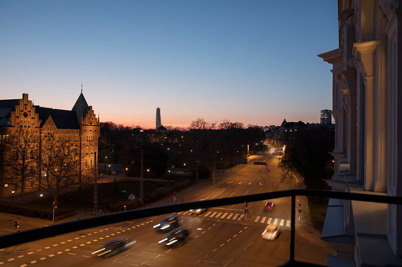 瑞典马尔默中心古典奢华风格的暗色调公寓设计-29