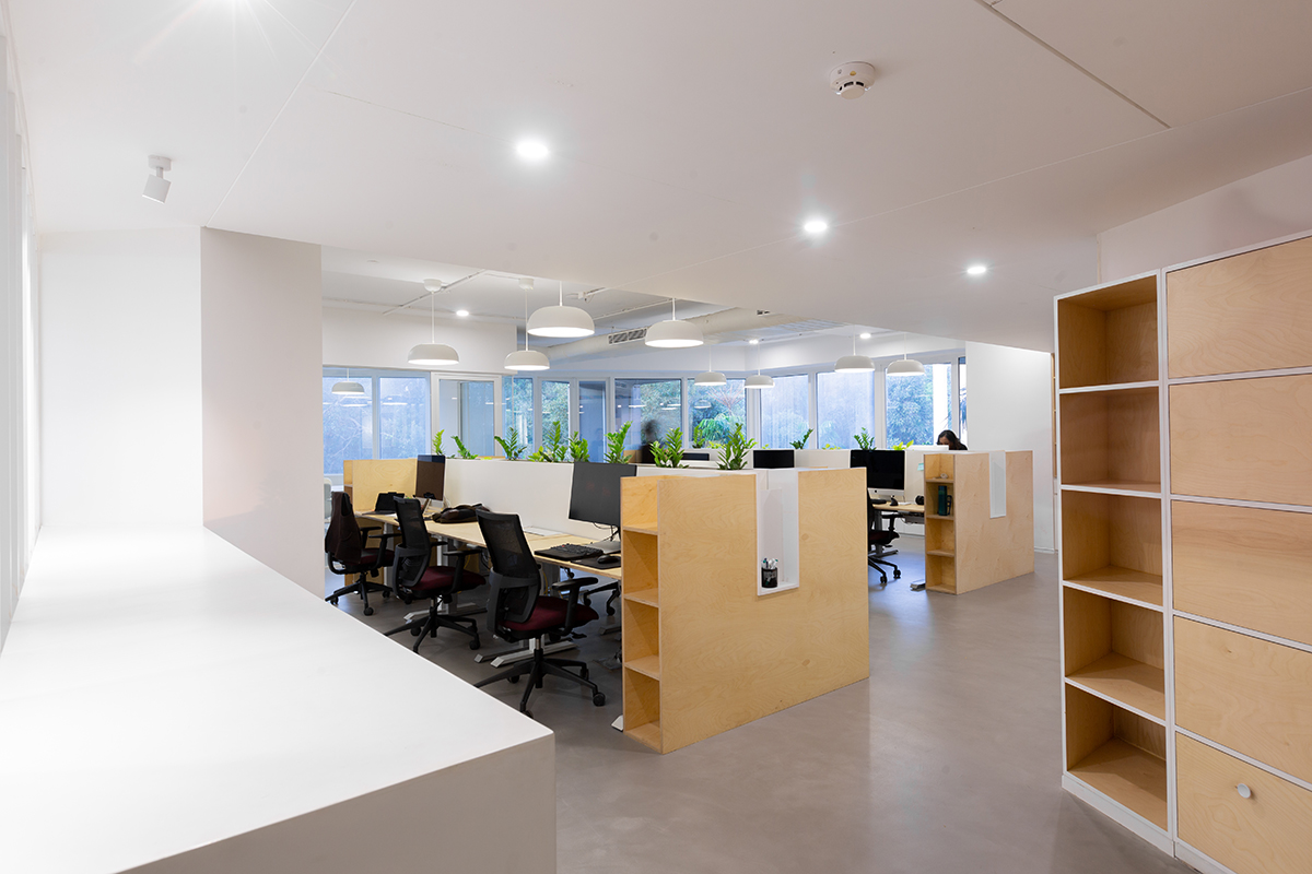 极简自然光下的开放办公空间-38