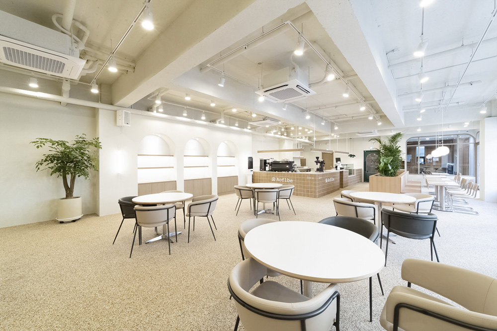 240 平现代白色&木质咖啡厅设计-5