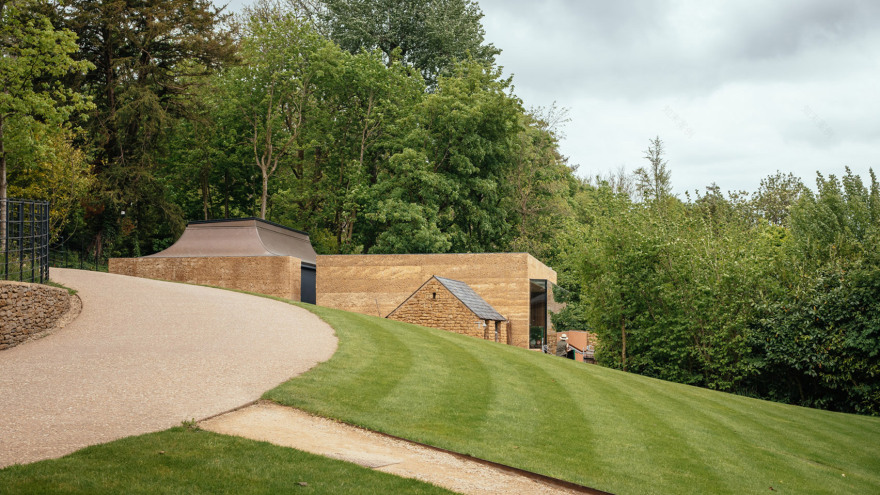 隐于自然的 Somerset 酒店瑜伽室 | 红土铜顶的静谧空间-0