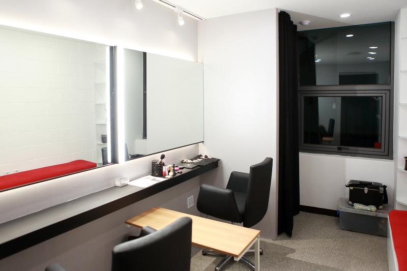 简约白诠释优雅办公空间-6