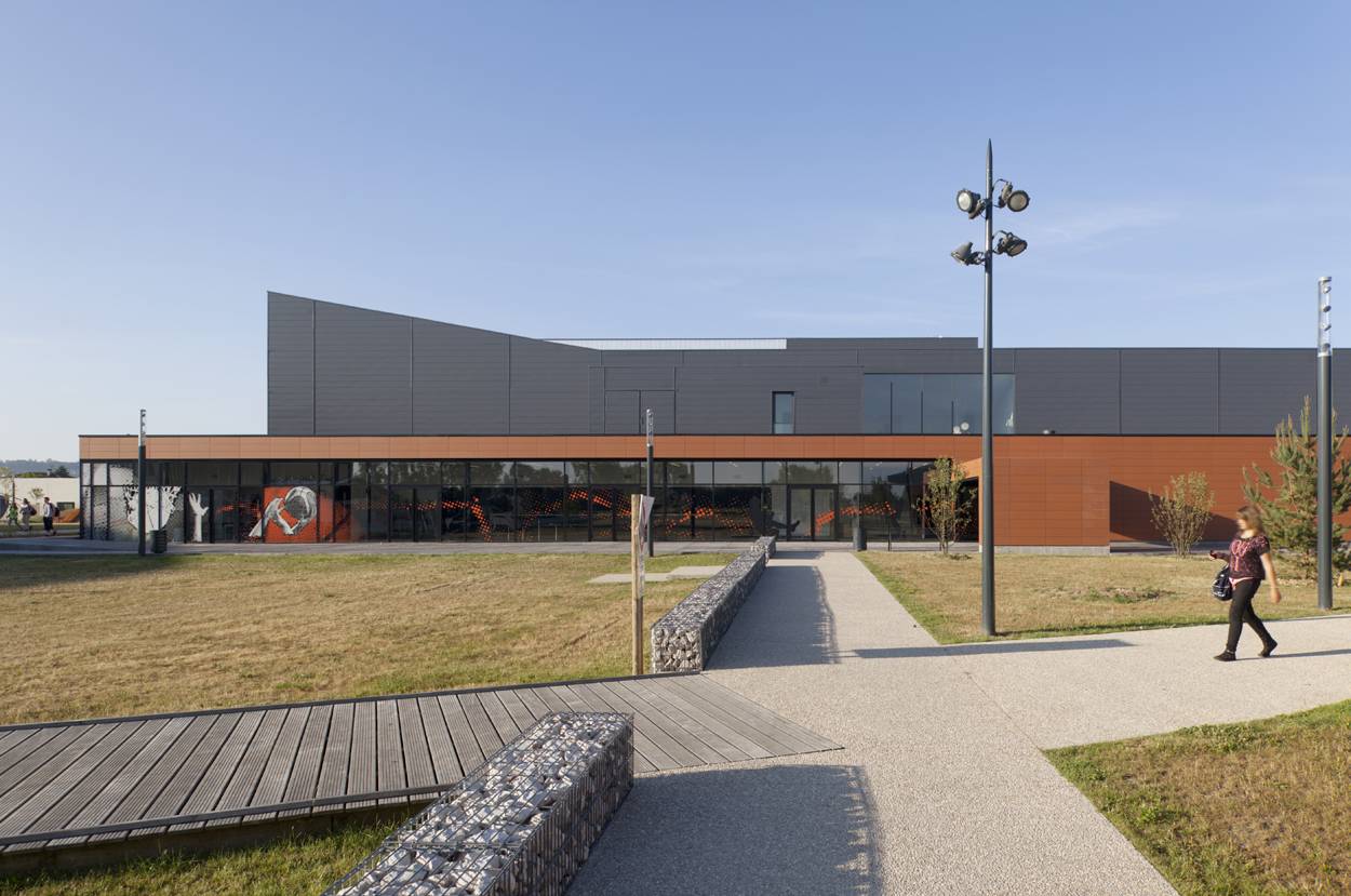 运动员马塞尔·帕尼奥尔综合体

注：不太明确这里Comple·e是不是拼写有误，如果是Complexe ，在体育等语境里常可理解为综合体（建筑群等场地概念） 丨Studio Gardoni-2