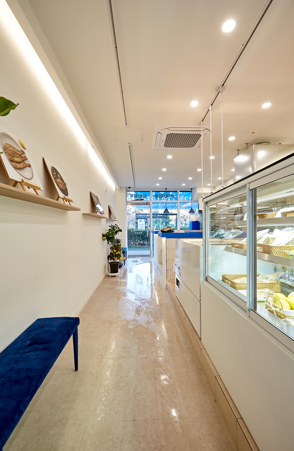 11 坪白色极简主义海鲜餐厅设计-12