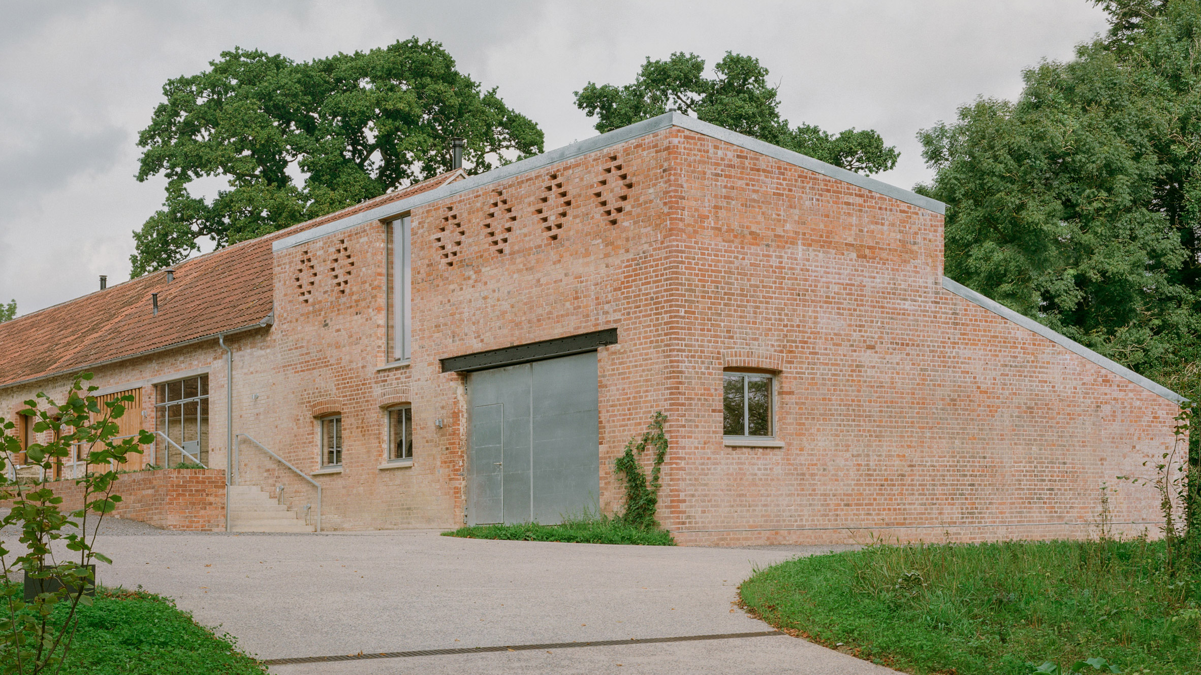 英国建筑师将废弃石质谷仓改造成无障碍度假屋-0