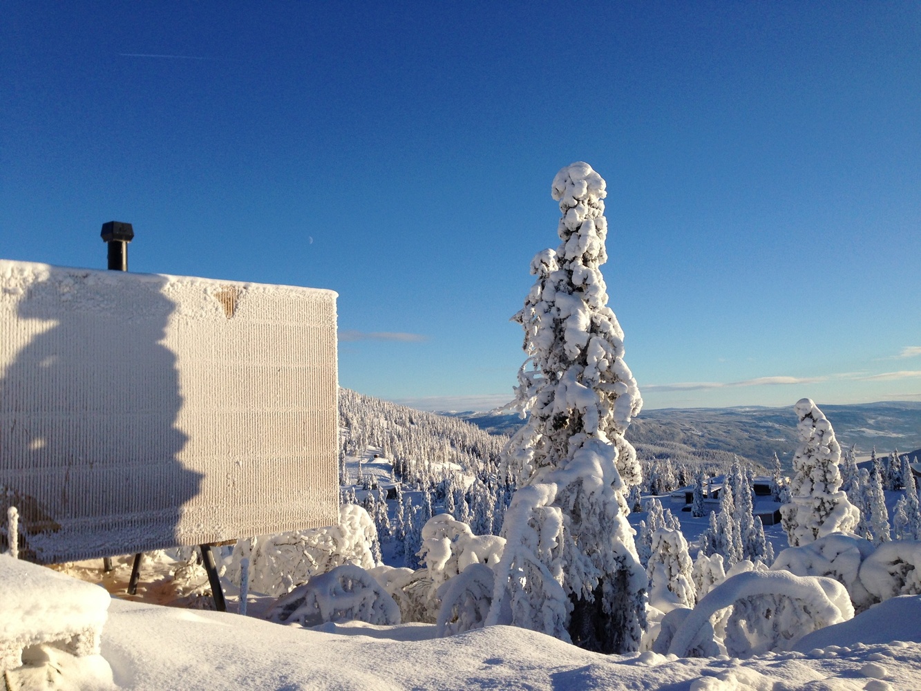挪威 Kvitfjell 滑雪场上的“冬季景观中的夏季小屋”-44