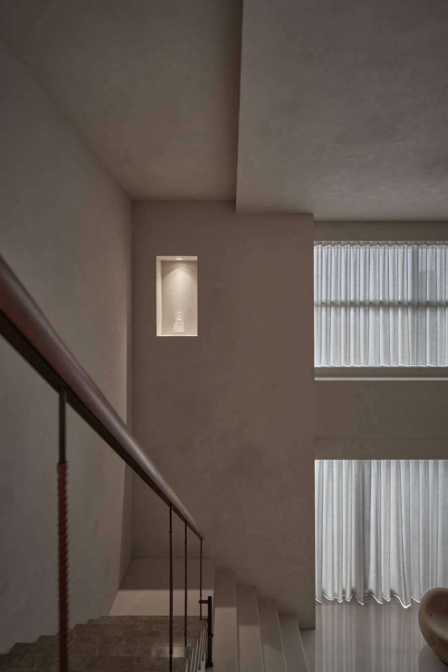 「最深的寧靜來自空無的頓悟」以光重構家居感官深度，安然庇護人們思緒和情感寄託的複層居宅 — Hey!Cheese-12