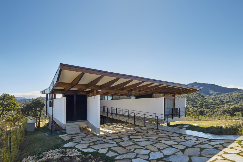 巴西 Casa na Serra Cipo 自然风光中的现代木质建筑-24