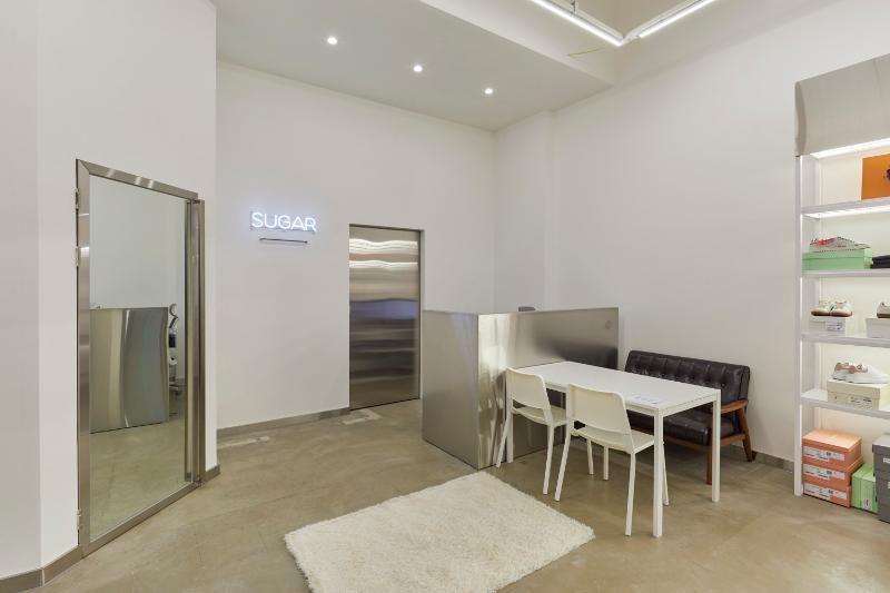SUGAR 时尚简约 18 平米服装店设计-11