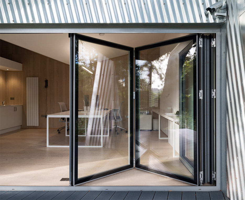 威尔士河畔的波纹金属办公室-17