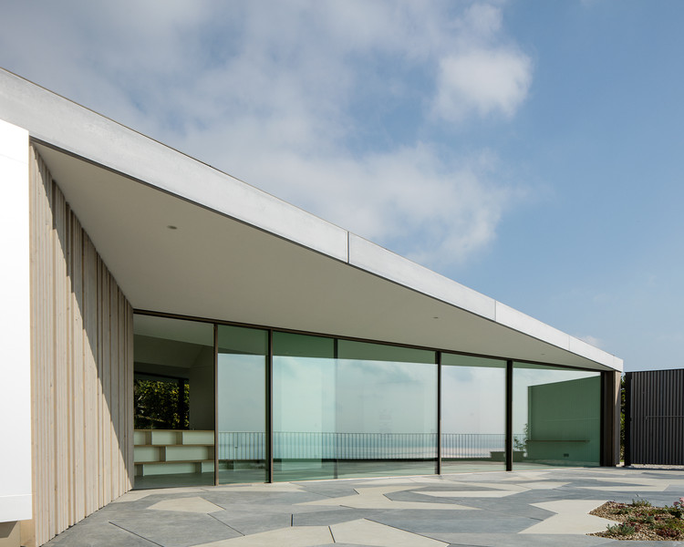 瑞士 Hauterive 湖畔混凝土与玻璃的现代住宅-15